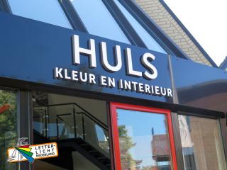 Logo interieurwinkel met verlichte letters dmv leds